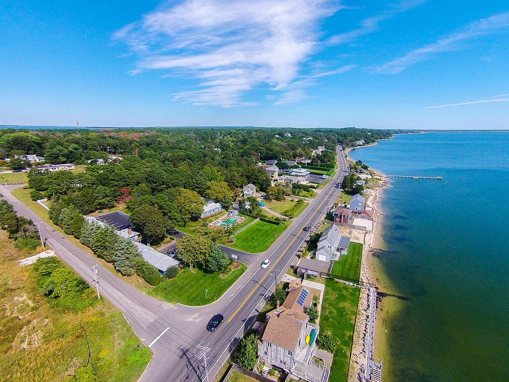 285 E Montauk Hwy Hampton Bays large 003 4 Aerial View 1334x1000 72dpi