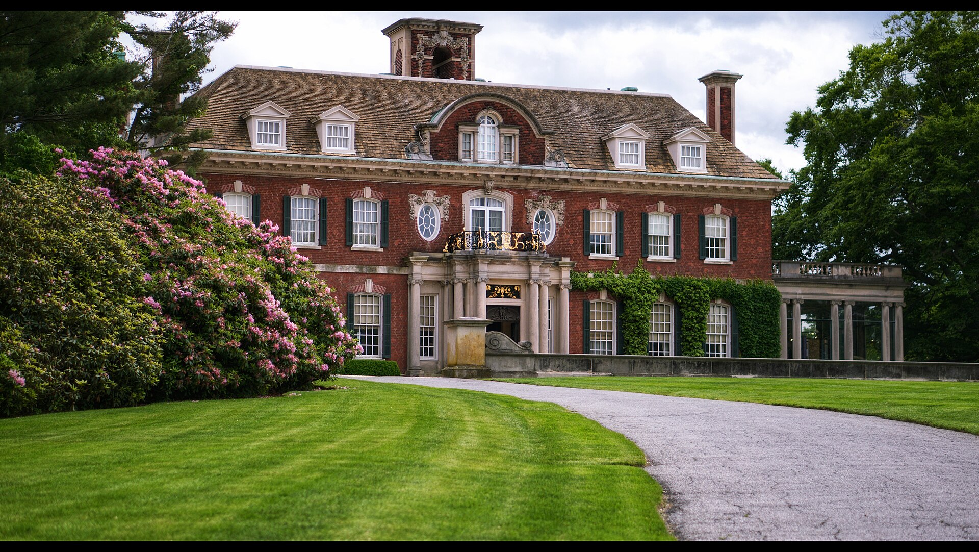 A Wide Establishing Shot of the Westbury House at Old Westbury Gardens